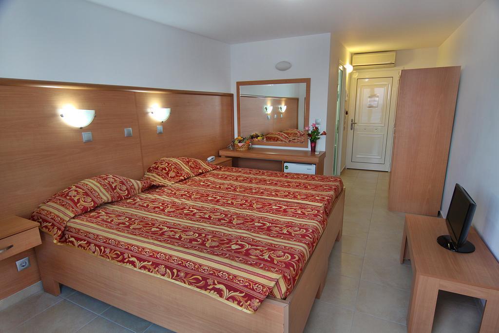 Ilyssion Hotel لاردوس الغرفة الصورة